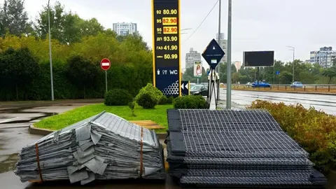 Ukrnafta встановлює габіони навколо АЗС у Києві для захисту від уламків