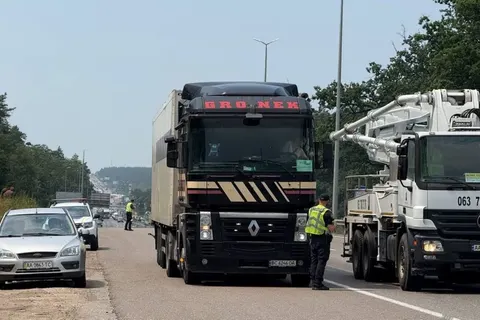 На Київщині через спеку обмежили рух великовагових вантажівок