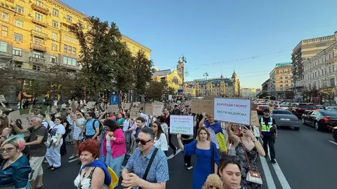«Нам не смішно»: у Києві, Львові та Дніпрі пройшли акції на підтримку Федорова