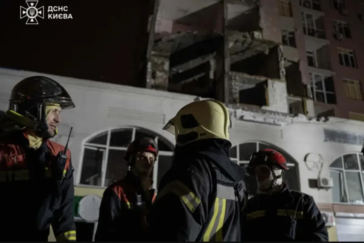 У Дарницькому районі Києва уламки безпілотника впали біля магазину, двоє поранених