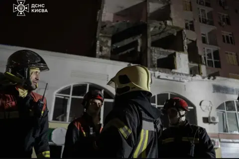 У Дарницькому районі Києва уламки безпілотника впали біля магазину, двоє поранен