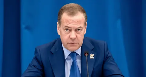 Медведєв погрожує Німеччині ударами по військових підприємствах
