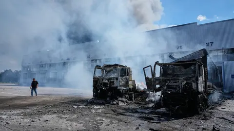 Наслідки нічної атаки дронів на Київщину: поранений, зміни в транспорті та триво