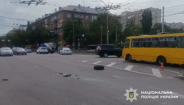У Києві маршрутка зіткнулася з легковиком: вісім постраждалих