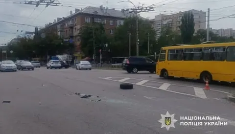 У Києві маршрутка зіткнулася з легковиком: вісім постраждалих