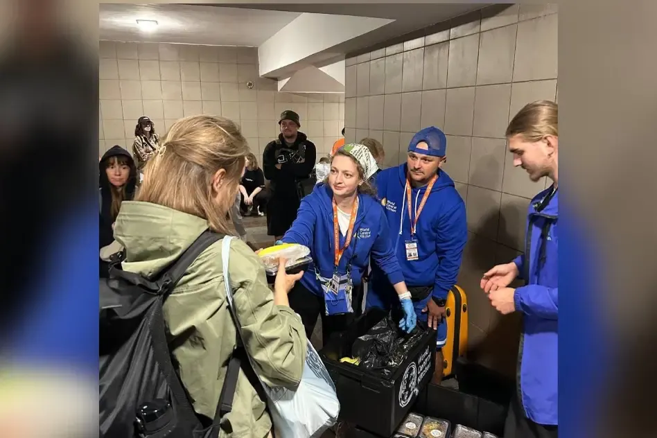 На вокзалах безплатно відкрили зали очікування, пасажирів годують гарячим