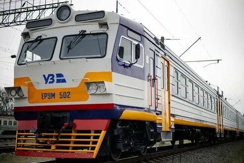 Потяги через Дніпро затримуються майже на 10 годин: перелік рейсів