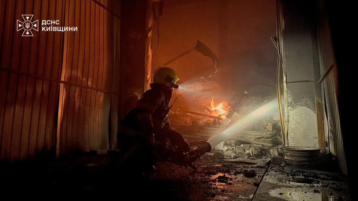 Під Києвом загасили пожежі на трьох складах після удару РФ