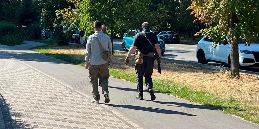Стрілянина на Шумського: СБУ заявляє про напад на оперативників, є поранені