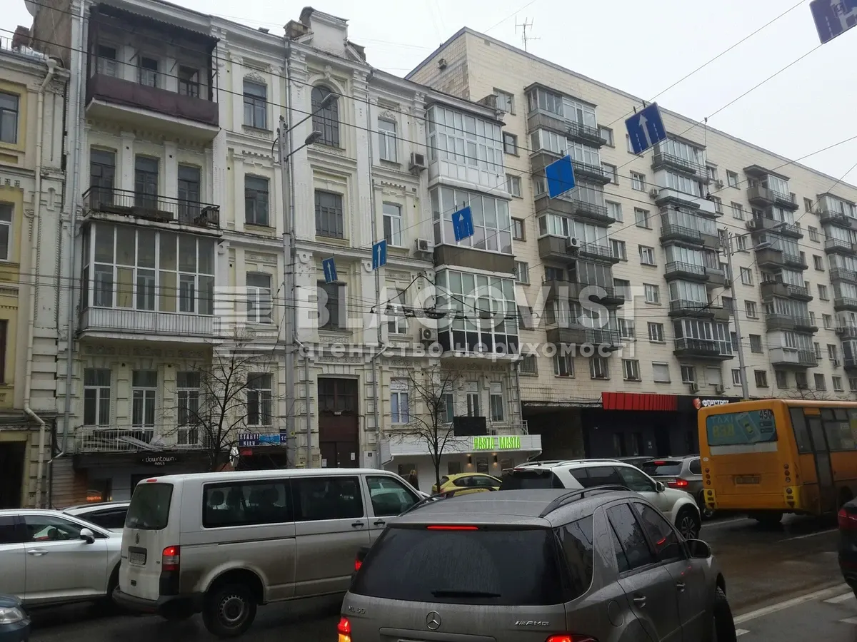 Квартира на вулиці Саксаганського: 3,8 м висоти, капремонт і парковка