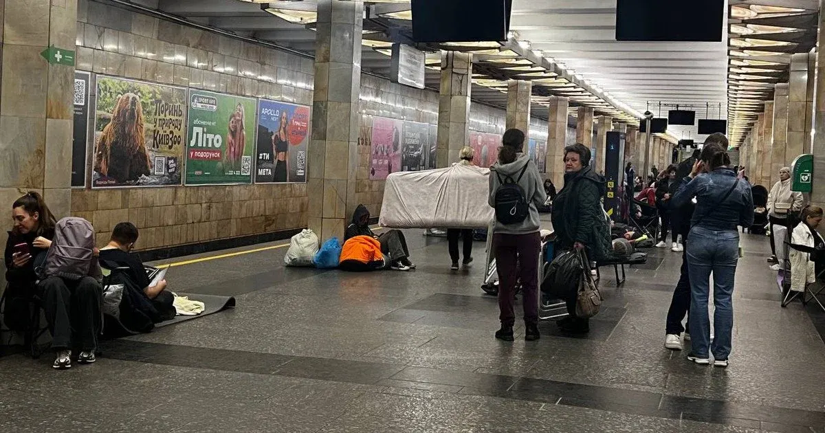 Кияни заздалегідь спускаються до метро через загрозу нічної атаки