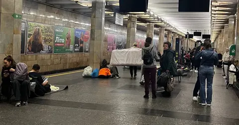 Кияни заздалегідь спускаються до метро через загрозу нічної атаки