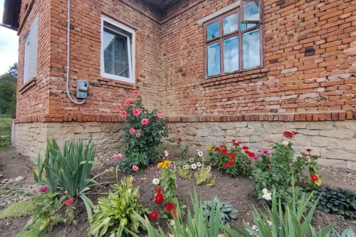 Переселенець зі Слов'янська купив занедбаний будинок на Тернопільщині за $5 тисяч і відновив його
