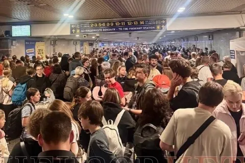 Тиснява біля укриття на київському вокзалі: пасажири блокували прохід