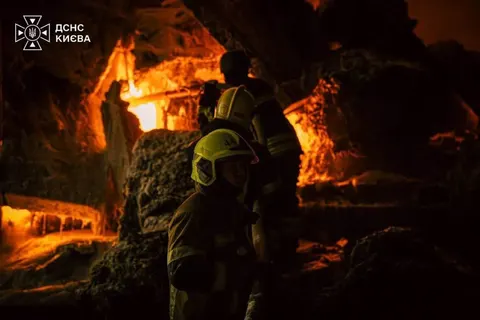 У Голосіївському районі ліквідували пожежу після третього за добу обстрілу Києва