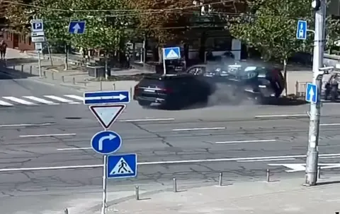 У ДТП на Великій Васильківській постраждав водій BMW X3: учасниками були Островс