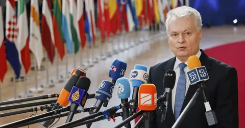 Гітанас Науседа виступив українською на День прапора у Києві