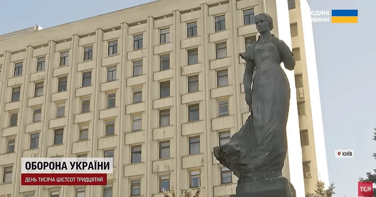 У Києві з пам'ятників знімають мішки з піском: чому це роблять попри обстріли