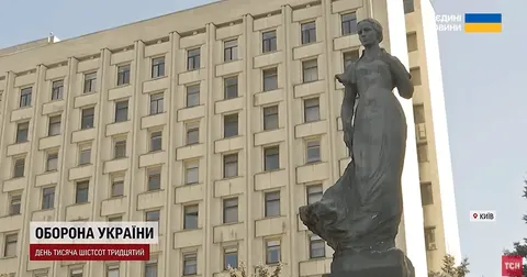 У Києві з пам'ятників знімають мішки з піском: чому це роблять попри обстріли