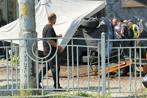 У Києві біля метро «Палац Україна» автомобіль влетів у терасу ресторану