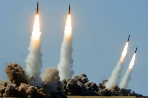 Під Києвом загорілися склади після повітряної тривоги