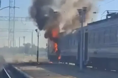 Удар по потягу Дніпро–Запоріжжя: загинула провідниця, пасажири врятовані