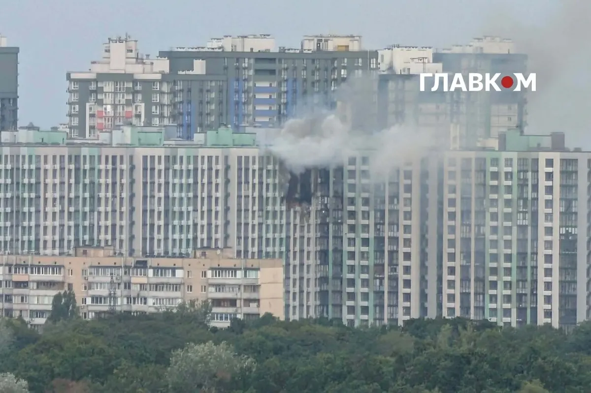 У Києві під час ранкової тривоги горіла 16-поверхівка на Подолі