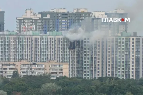 У Києві під час ранкової тривоги горіла 16-поверхівка на Подолі