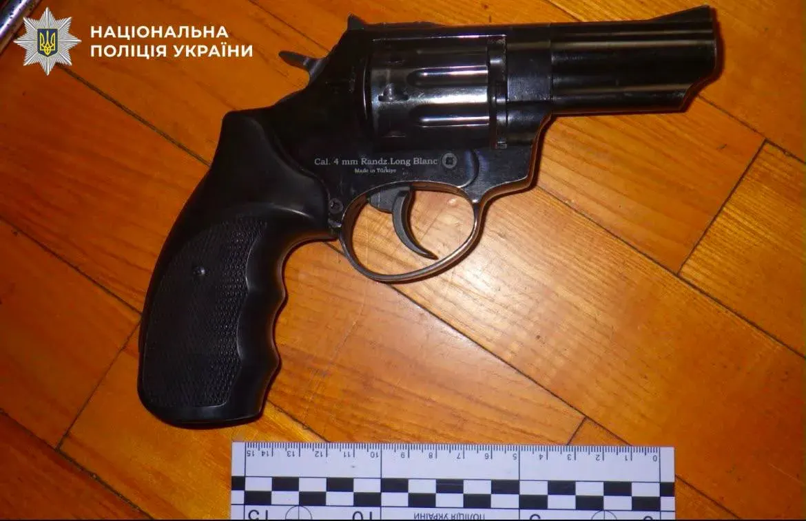 Сварка у Дніпровському районі: чоловік двічі вистрілив у приятеля