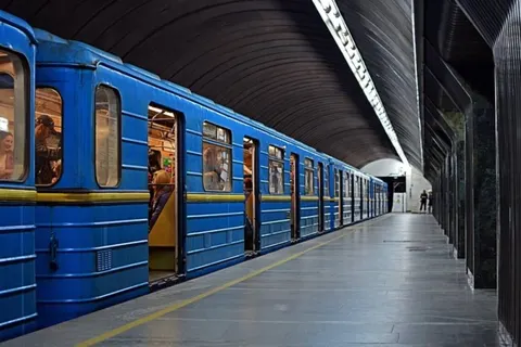 У Києві пропонують дозволити зеленій гілці метро працювати під час тривог