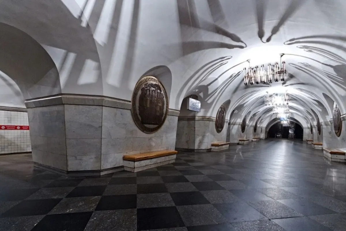 У київському метро двоє чоловіків викрали рюкзак з 280 тис. грн у пенсіонерки