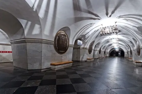 У київському метро двоє чоловіків викрали рюкзак з 280 тис. грн у пенсіонерки