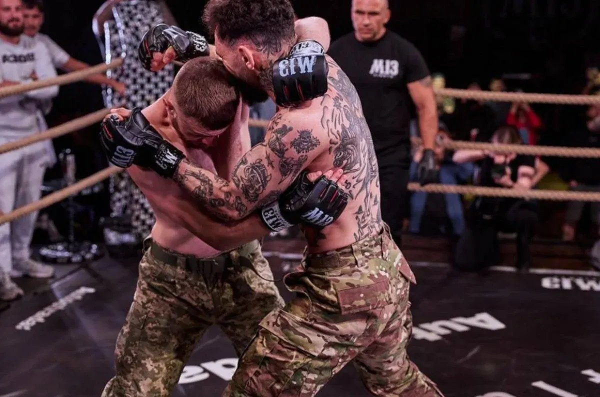 Кулачні бої на баржі посеред Дніпра: у столиці пройшов турнір M13 FIGHTS