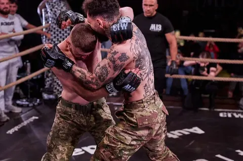 Кулачні бої на баржі посеред Дніпра: у столиці пройшов турнір M13 FIGHTS